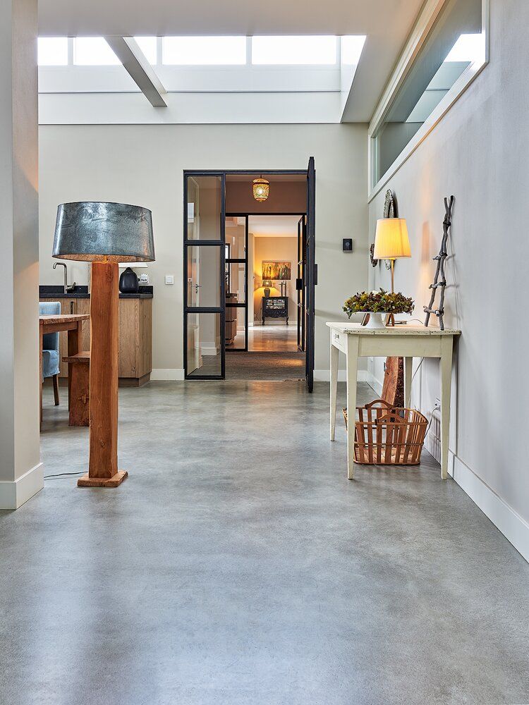 LACQUERED CONCRETE FLOOR